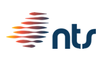 Logotipo da NTS com escrita em azul escuro, laranja e amarelo